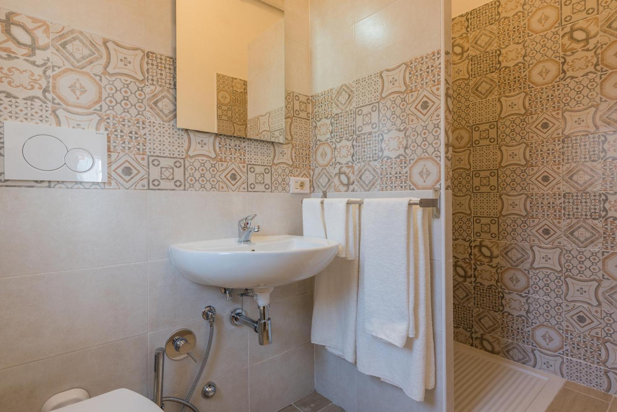 Travelershome Ciampino&Morena Guesthouse *